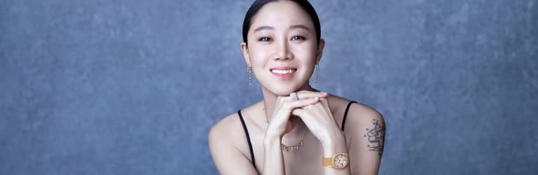 孔晓振佩戴玫瑰金钻石耳环和玫瑰金钻石项链