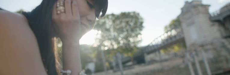叶子女士佩戴璀璨夺目的Piaget伯爵钻石手镯与金质戒指