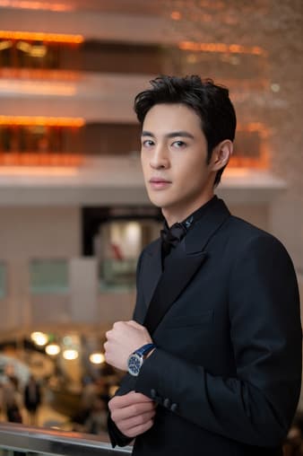 张奕聪佩戴Piaget Polo高级精钢腕表