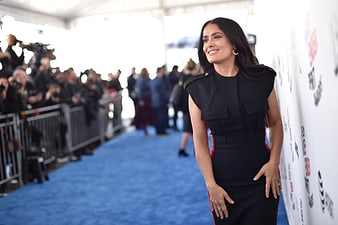Salma Hayek佩戴伯爵高级珠宝耳环,出席美国独立精神奖颁奖典礼。