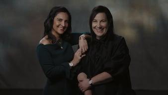 Arianne Philips与Carineh Martin佩戴高级珠宝和金质钻石腕表