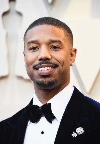 迈克尔·B·乔丹(Michael B. Jordan)佩戴PIAGET伯爵钻石胸针出席2019年奥斯卡颁奖典礼