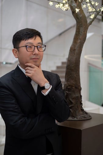 刁亦男佩戴Piaget Altiplano白金钻石腕表