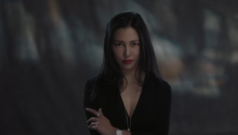 陈漫佩戴白金钻石吊坠和钻石腕表