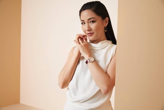 吴怡敏佩戴高级珠宝和玫瑰金钻石腕表