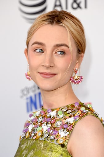 Saoirse Ronan佩戴伯爵高级珠宝耳环,出席美国独立精神奖颁奖典礼。