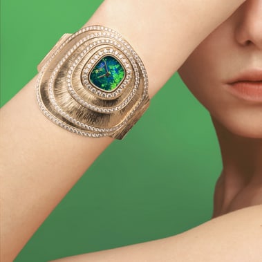 镶嵌珍贵宝石和半宝石的金质手镯表